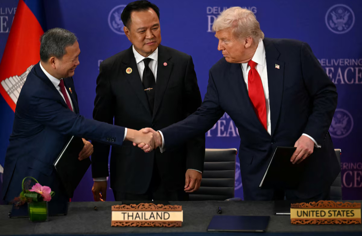 Премьер-министр Таиланда Анутин Чарнвиракул наблюдает за тем, как премьер-министр Камбоджи Хун Мане и президент США Дональд Трамп пожимают друг другу руки на полях 47-й Ассоциации государств Юго-Восточной Азии | REUTERS