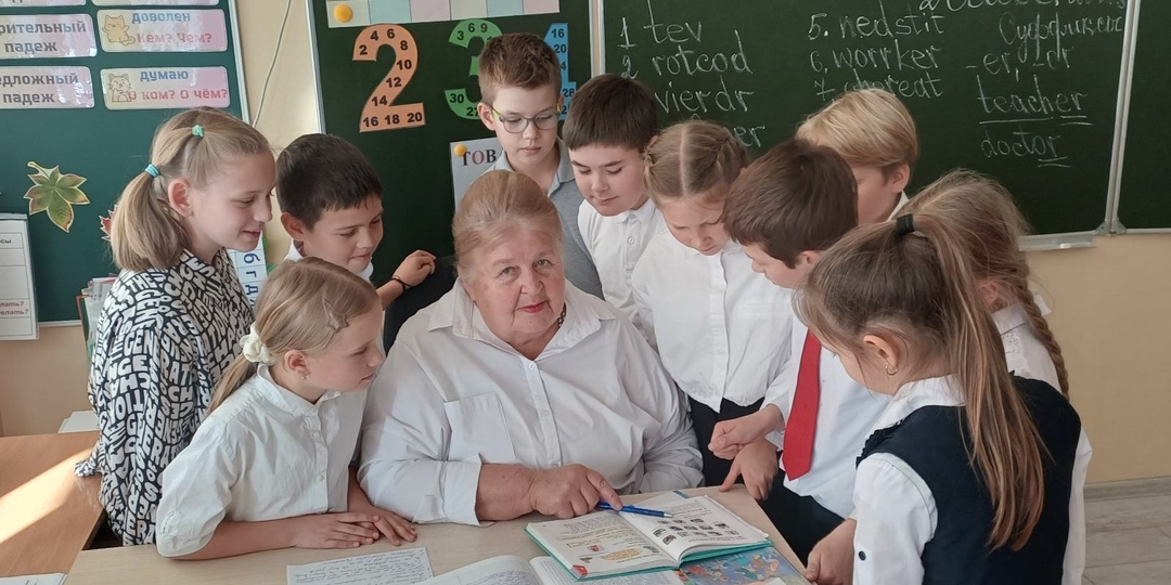 Учитель английского из Гродненского района Анна Колодецкая отметила 70-летие у школьной доски