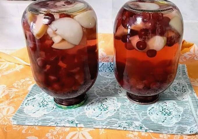 Компот из яблок с вишней