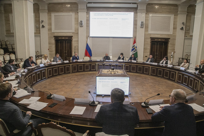    Участники совещания обсудили проблемные вопросы размещения нестационарных объектов.   
 Фото: Михаил Периков