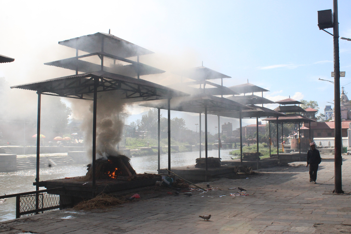 Священный костер на реке Багмати