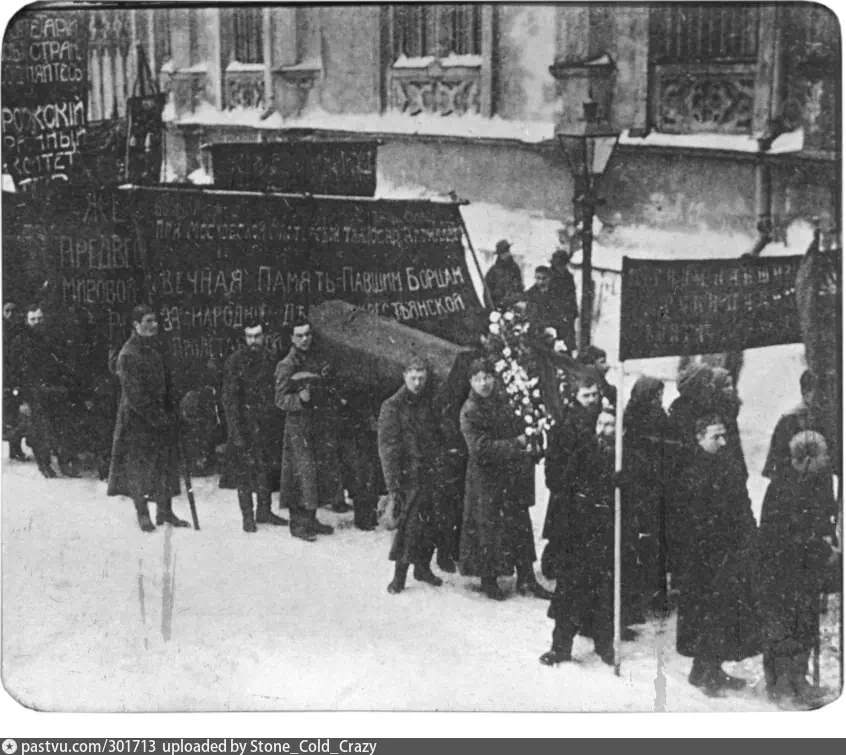 1917 год: Московский Кремль. Похороны революционеров