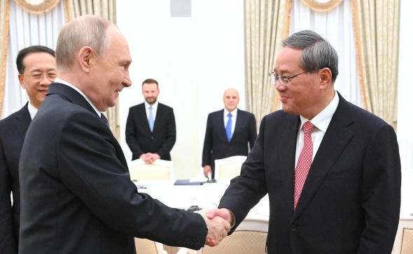 Владимир Путин и Ли Цян  (Фото: Кристина Кормилицына / РИА Новости)  https://s0.rbk.ru/v6_top_pics/resized/590xH/media/img/4/23/347634750512234.webp