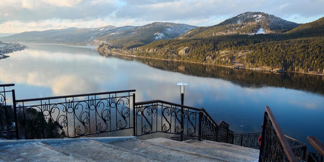 Вид на Енисей со смотровой площадки "Царь-Рыба" на утесе перед Овсянкой