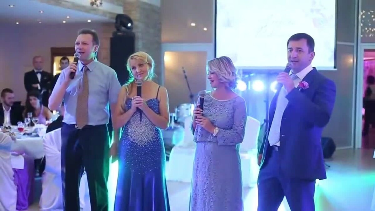 🎞 Кадр из видео с исполнением родителями песни-переделки «Мы вдвоём» (Ирина Аллегрова) на свадьбе детей