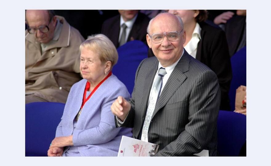 📝 В помощь педагогу для подготовки к уроку мы собрали материалы, которые расскажут об удивительной паре — Александре Пахмутовой и Николае