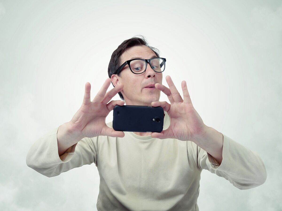    Мужчина со смартфоном © Fotolia / afxhome