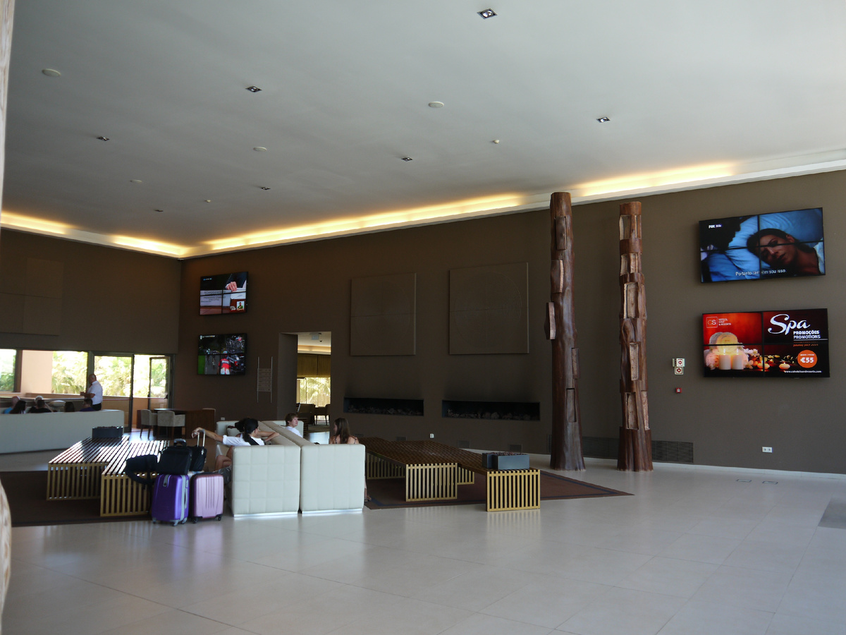 Фойе с телеками.