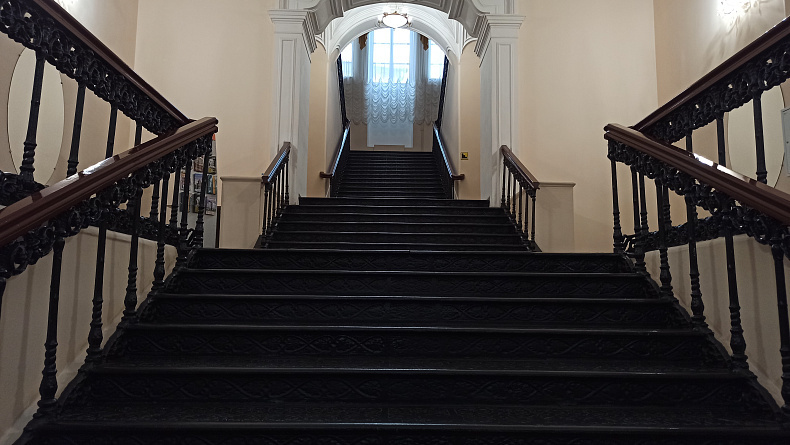 Парадная лестница Дворянского собрания https://nevaseasons.ru/upload/resize_cache/iblock/d84/790_445_2/ogl7zfall613qsjppw1oceimzv82wv0s.jpg

