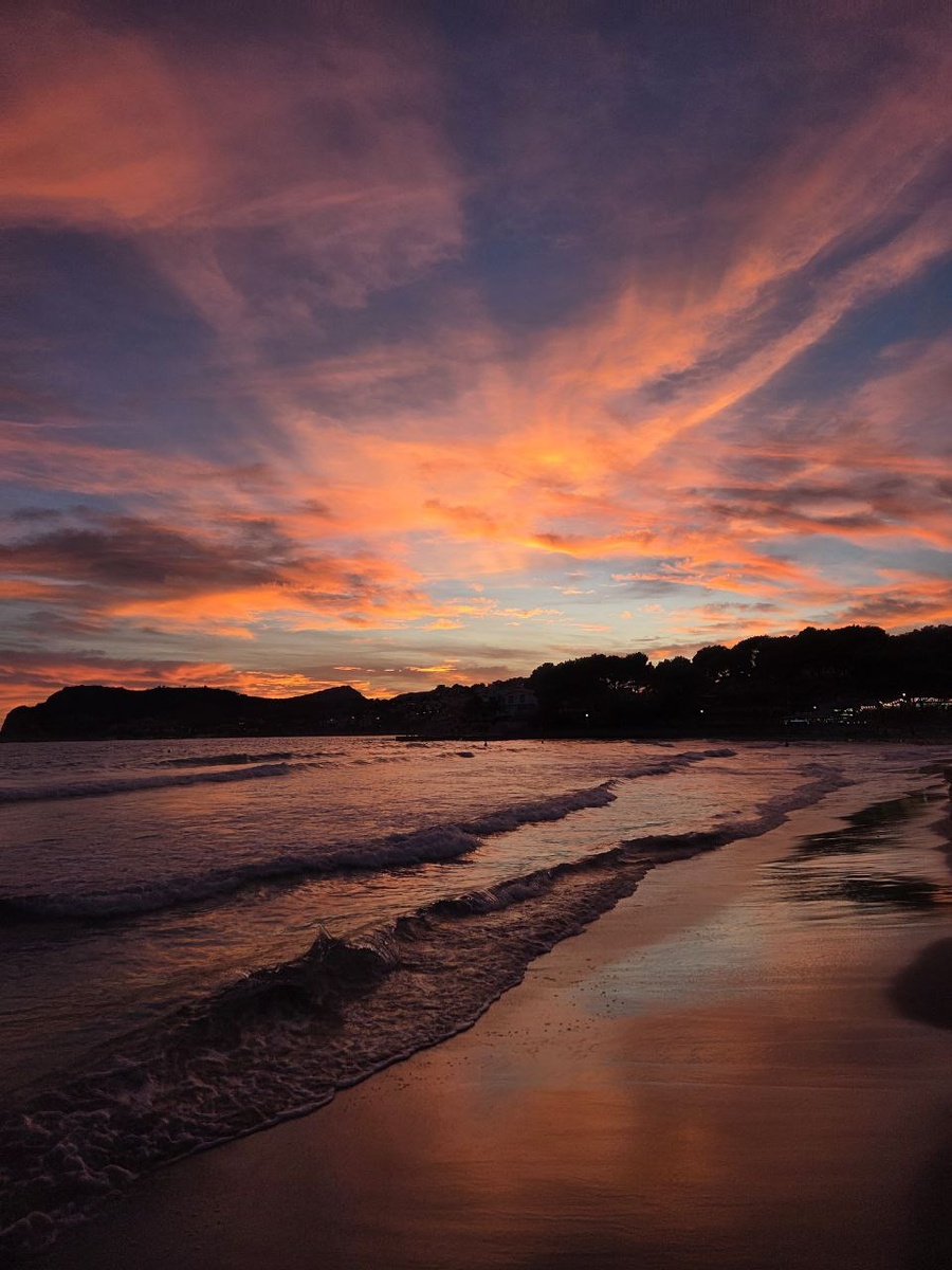 Фото моей дочки с моря .