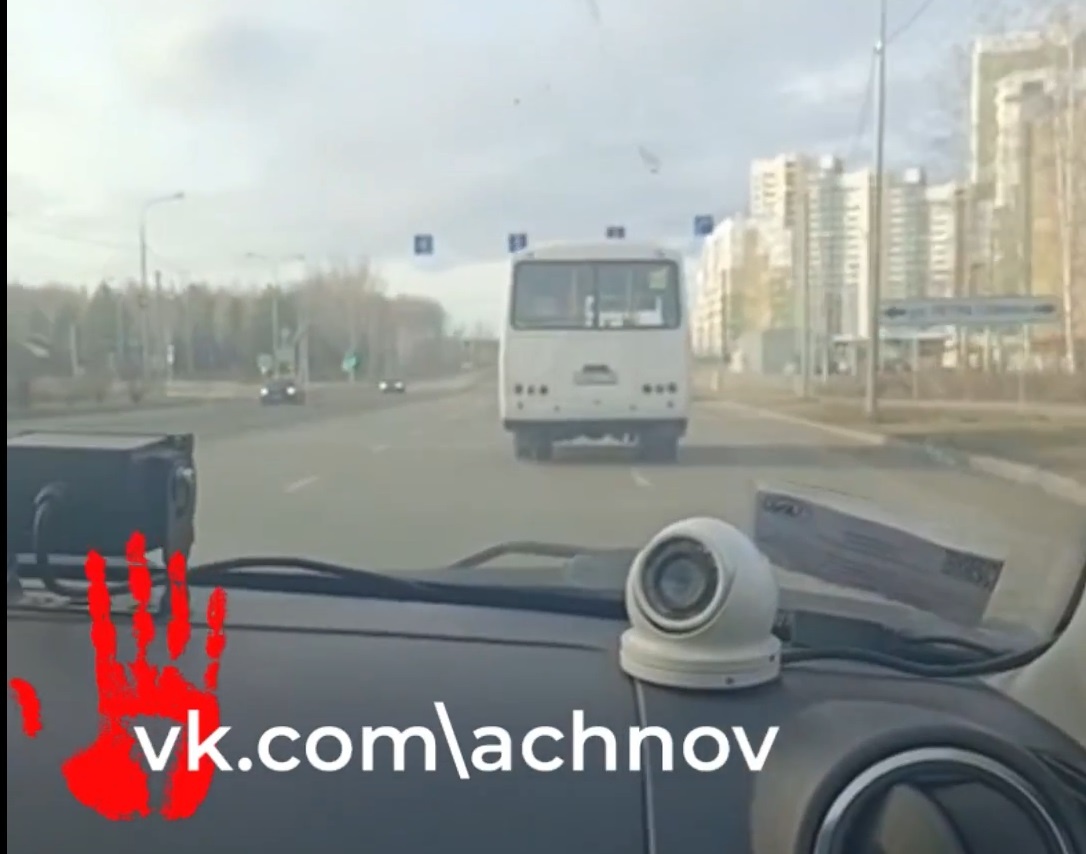 Инспекторы ГАИ следят за маршруткой и фиксируют нарушения