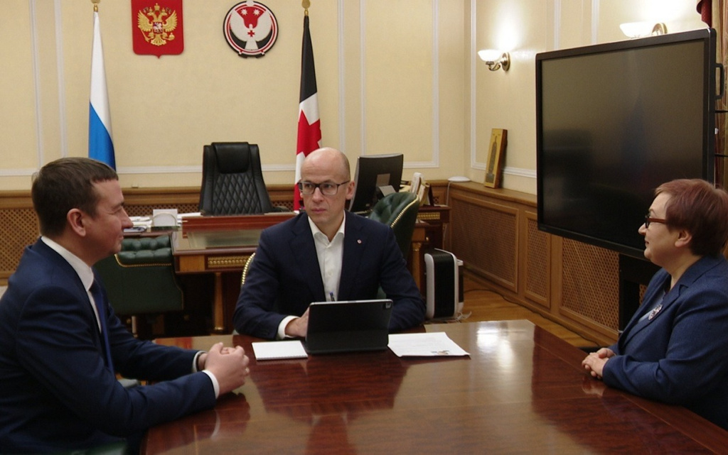  Михаил Писарев на встрече с Главой Удмуртии Александром Бречаловым и первым зампредседателя правительства Удмуртии Татьяной Чураковой. Фото: пресс-служба Главы и правительства Удмуртии