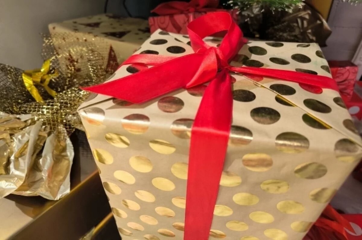    Томским детям начали раздавать новогодние подарки