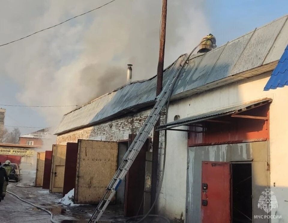    Пожар в гаражном боксе в Бийске. Источник: ГУ МЧС России по Алтайскому краю