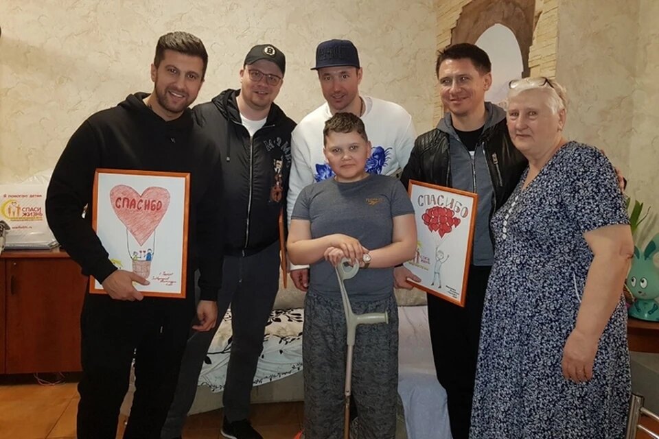 Яша с бабушкой и звездными гостями. Фото: из личного архива героя(ев) публикации.