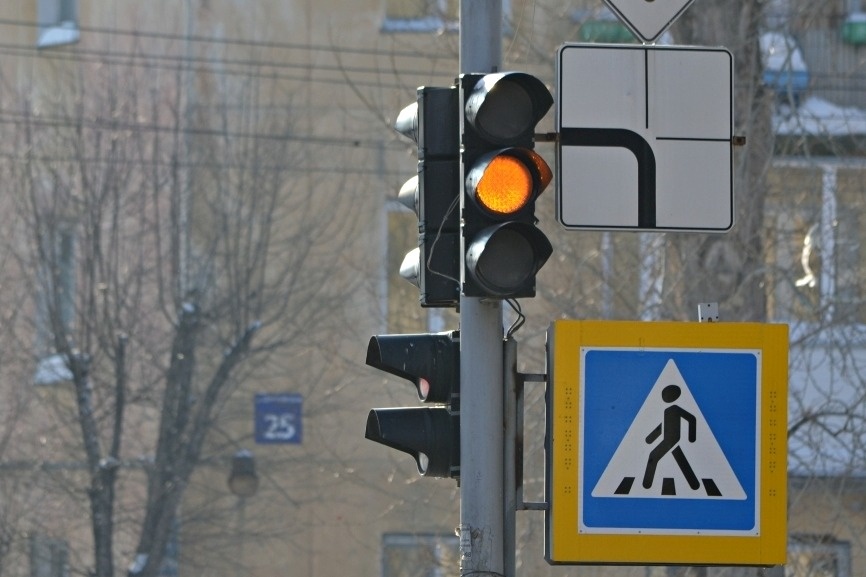 Можно ли получить штраф за проезд на жёлтый сигнал светофора? Ставлю точку в вопросе