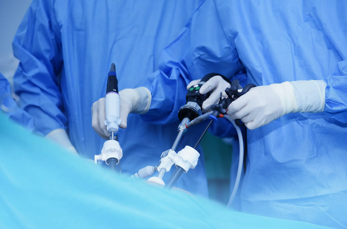 Благодаря щадящему доступу восстановление после лапароскопической операции проходит быстрее, чем после классических открытых разрезов. 