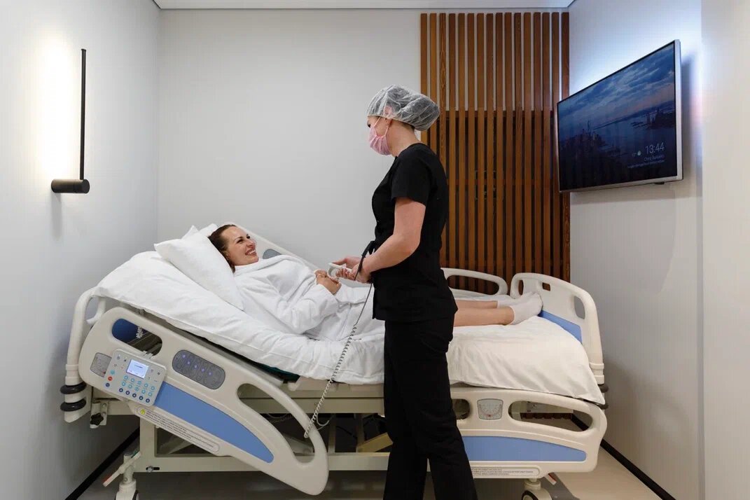 После лапароскопии умеренные болезненные или тянущие ощущения в области проколов и живота обычно уменьшаются в течение нескольких дней.