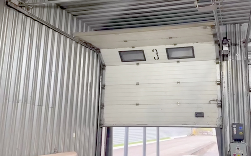 Складские ворота с замененной автоматикой - новым приводом и блоком управления.