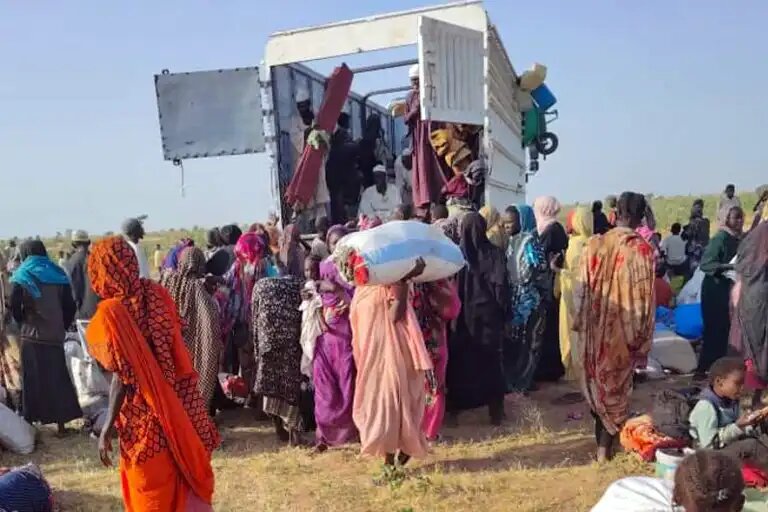    Фото УКГВ/М. Элгони Люди, покинувшие суданский Эль-Фашир, получают помощь в Тавиле.