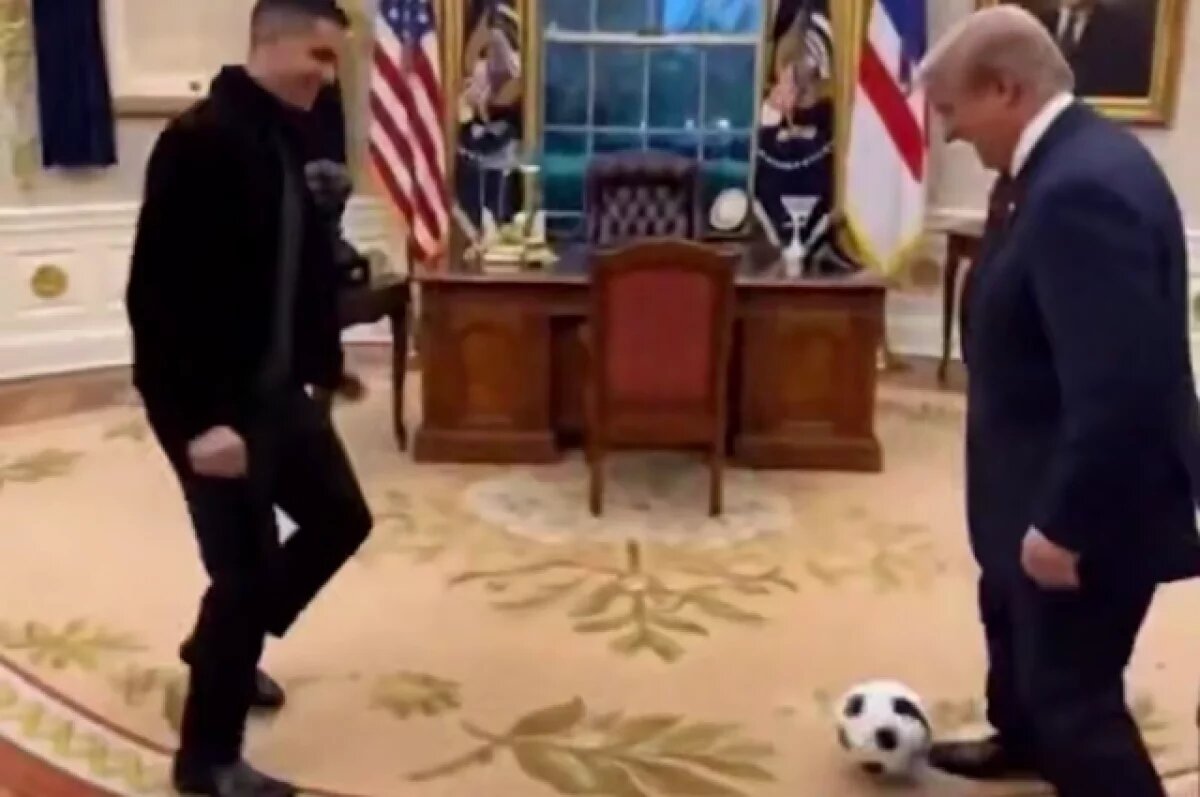    Трамп опубликовал ИИ-видео, где он с Роналду играет в футбол в Белом доме