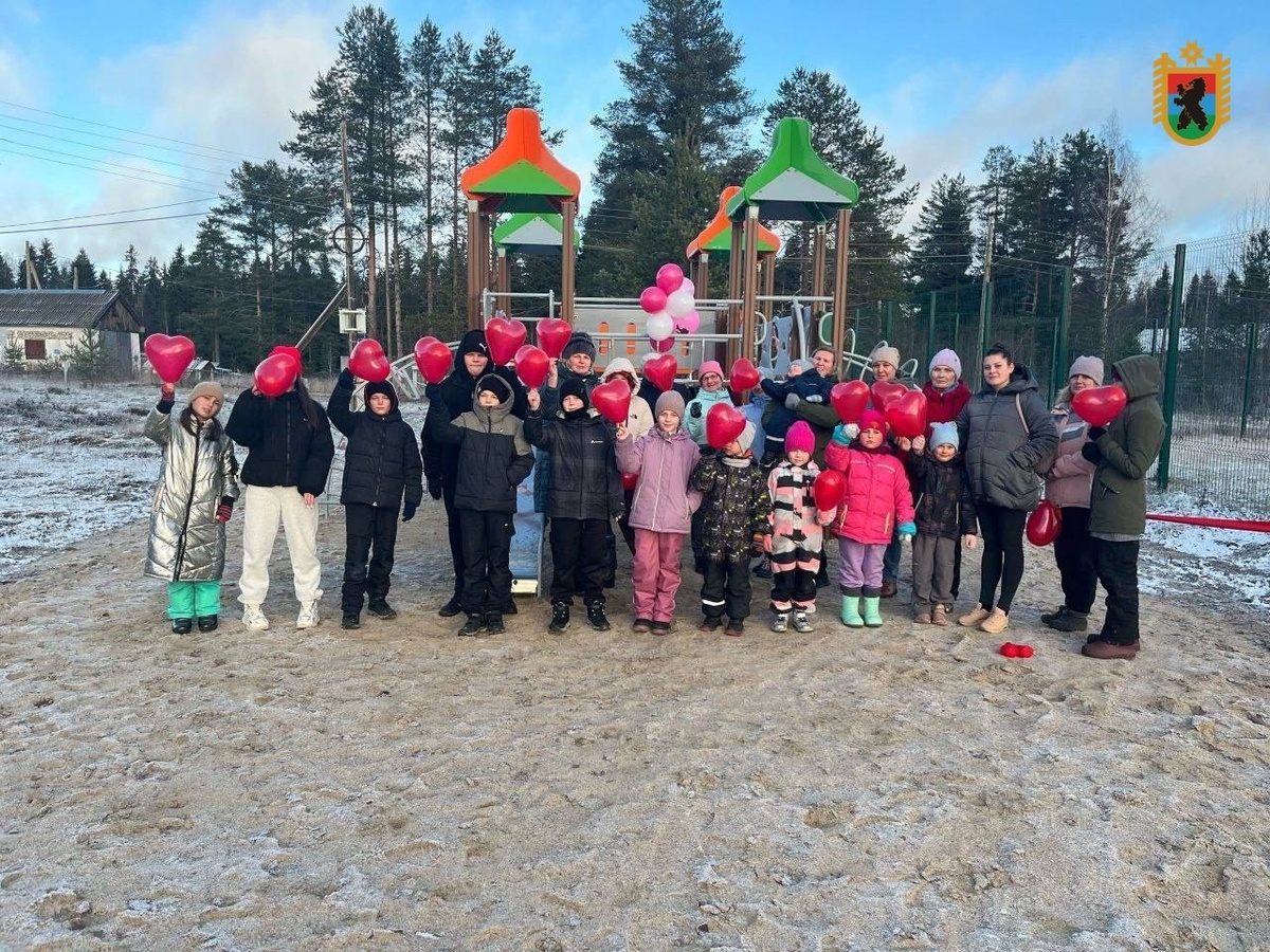    Новая детская площадка в поселке Верхнеолонецкий. Фото: Пресс-служба правительства Карелии