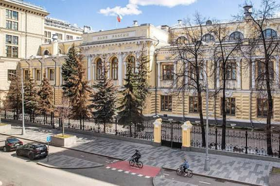 Банк России дал понять: пора затягивать пояса — что изменится в наших кошельках и почему экономика встала на паузу