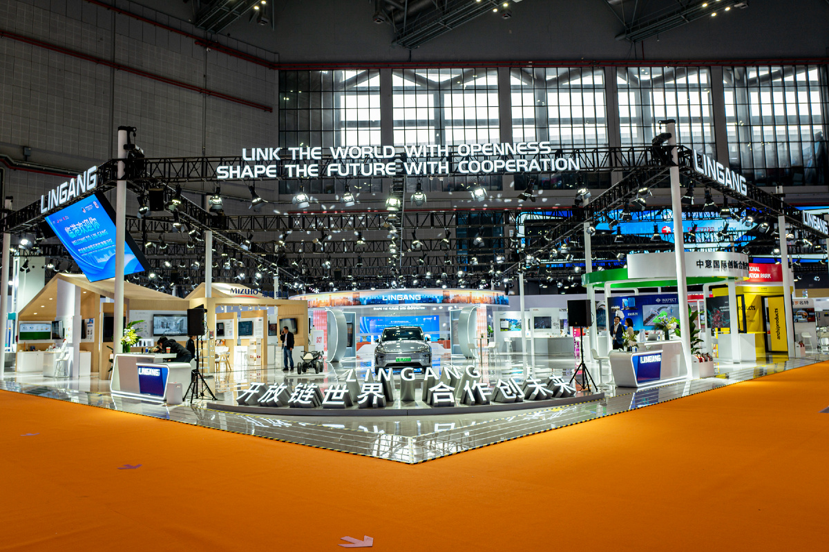 Выставочная зона технического оборудования 8-го Китайского международного импортного ЭКСПО. Фото: «Жэньминьван», Ван Чу