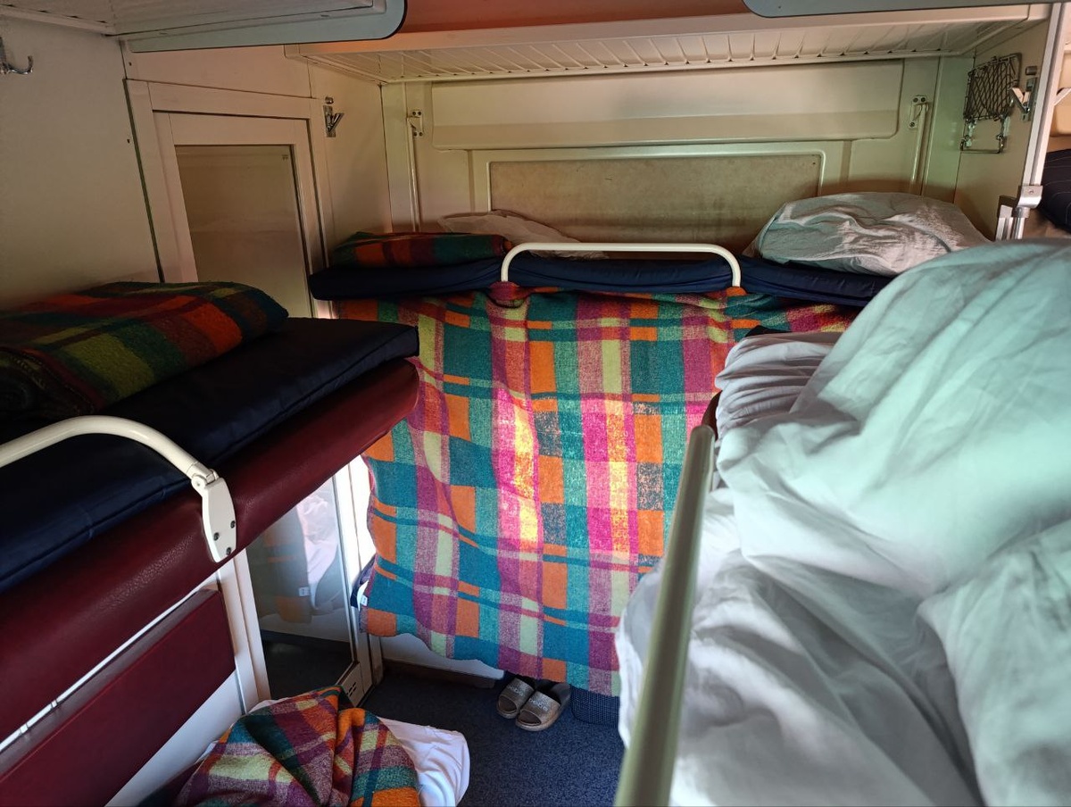 В плацкарте тоже можно обеспечить себя душным индвидуальным пространством.