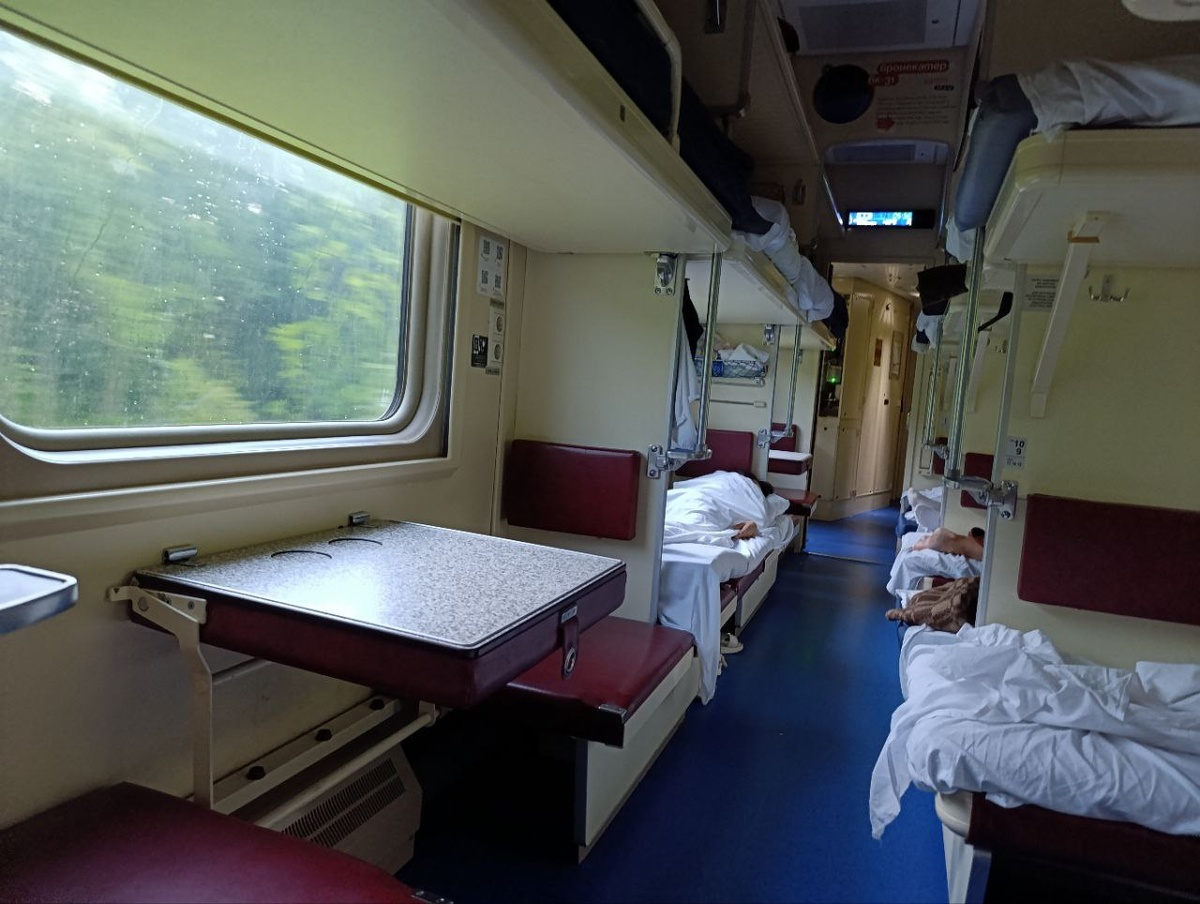 Часто случается, что боковые места не заняты. Тогда появляется дополнительный индивидуальный столик.