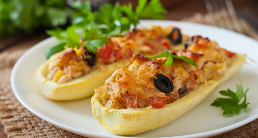    Как "дорого" подать самые дешёвые продукты на новогодний стол. 1 кг картошки + 500 г фарша - и вкусное, красивое горячее готово