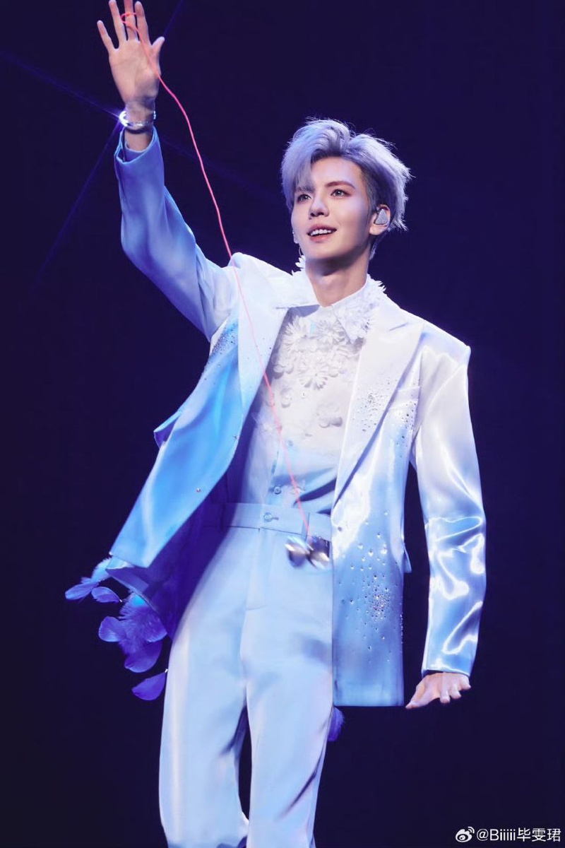 Би Вэньцзюнь на своем концерте...