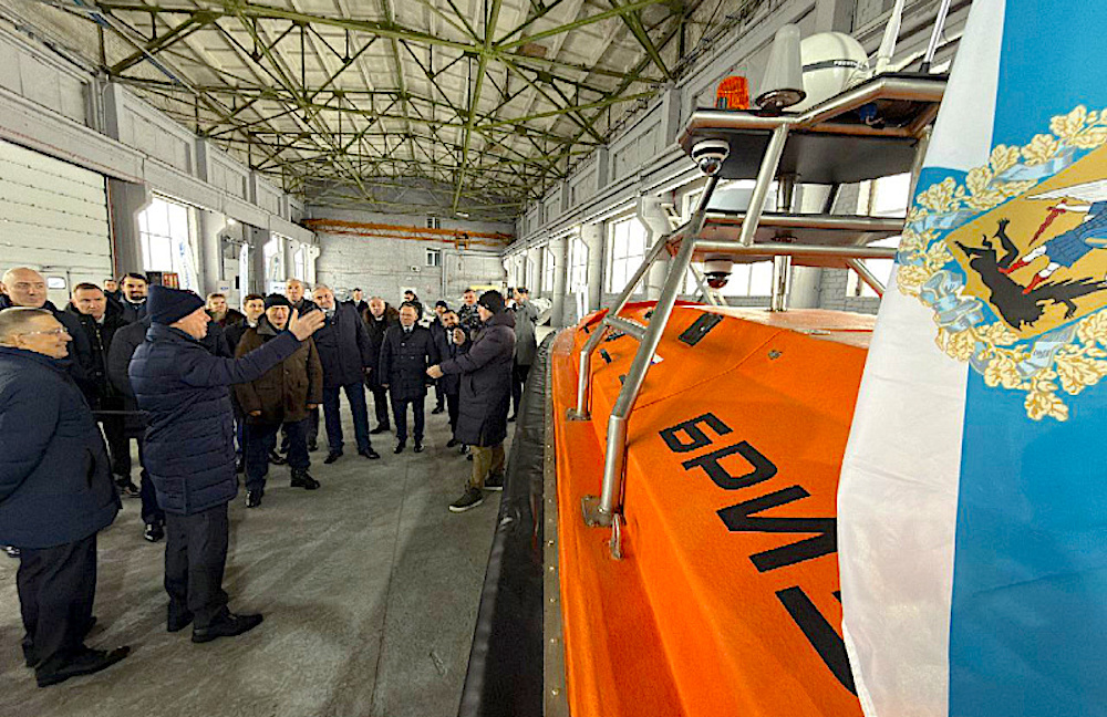 Делегации Юрия Трутнева демонстрируют безэкипажное маломерное судно «Бриз». Фото: Кирилл Иодас / пресс-служба правительства Архангельской области. Источник: dvinanews.ru