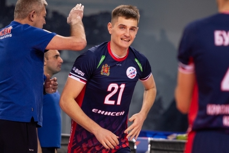 Волейболист «Енисея» играл в теннис на главном корте «Ролан Гаррос», имеет французский паспорт и получил прозвище Биг Мак