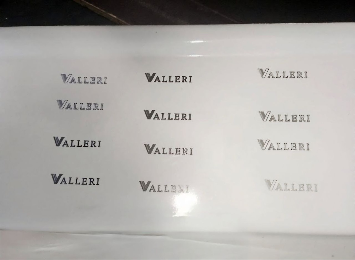 Инженерами GrosseMARK были проведены испытания образцов и подобрано оборудование которое позволяет наносить устойчивую лазерную маркировку с высоким контрастом без разрушения эмали