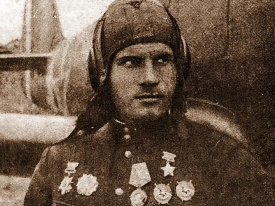 Павел Михайлович Камозин (3 июля 1917 — 24 ноября 1983) — советский лётчик-истребитель, командир эскадрильи, дважды Герой Советского Союза, капитан. Яндекс картинки