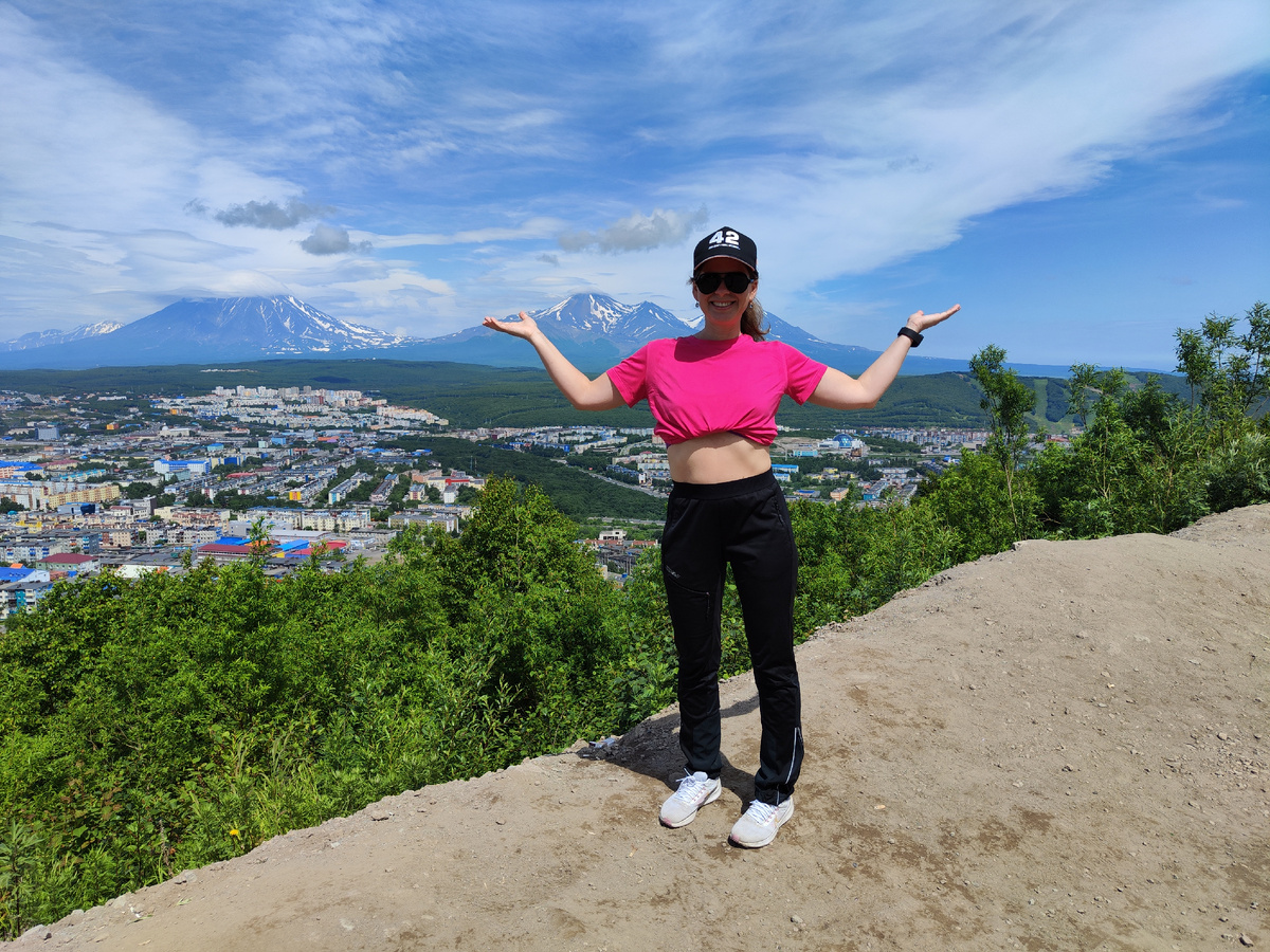 Вид на город при подъеме на сопку Мишенную