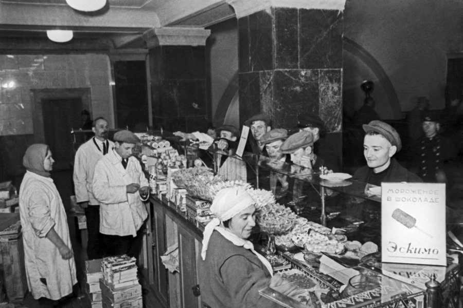 Буфет на станции метро «Охотный ряд», 1935 год. Фото: pastvu.com