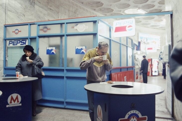Закусочная «Метро экспресс» в переходе станции метро «Киевская», 1997 год. Фото: ТАСС/Игорь Зотин