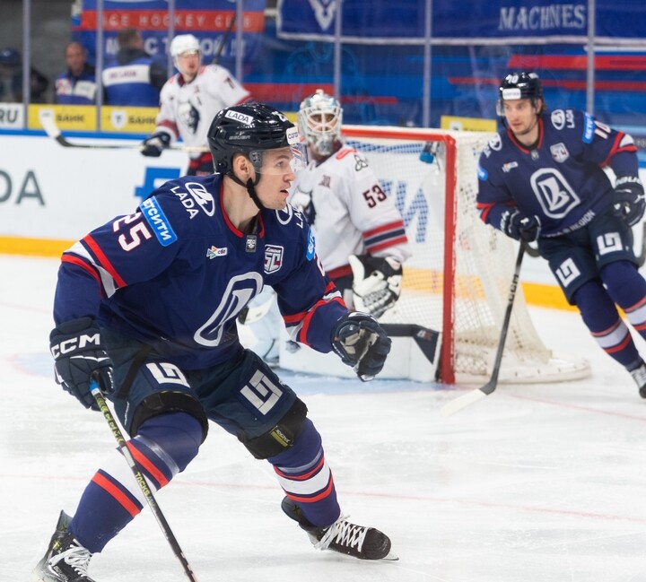     В этом сезоне Романов набрал семь (пять шайб и два ассиста) результативных баллов. Фото: Андрей Холмов/ХК «Лада»