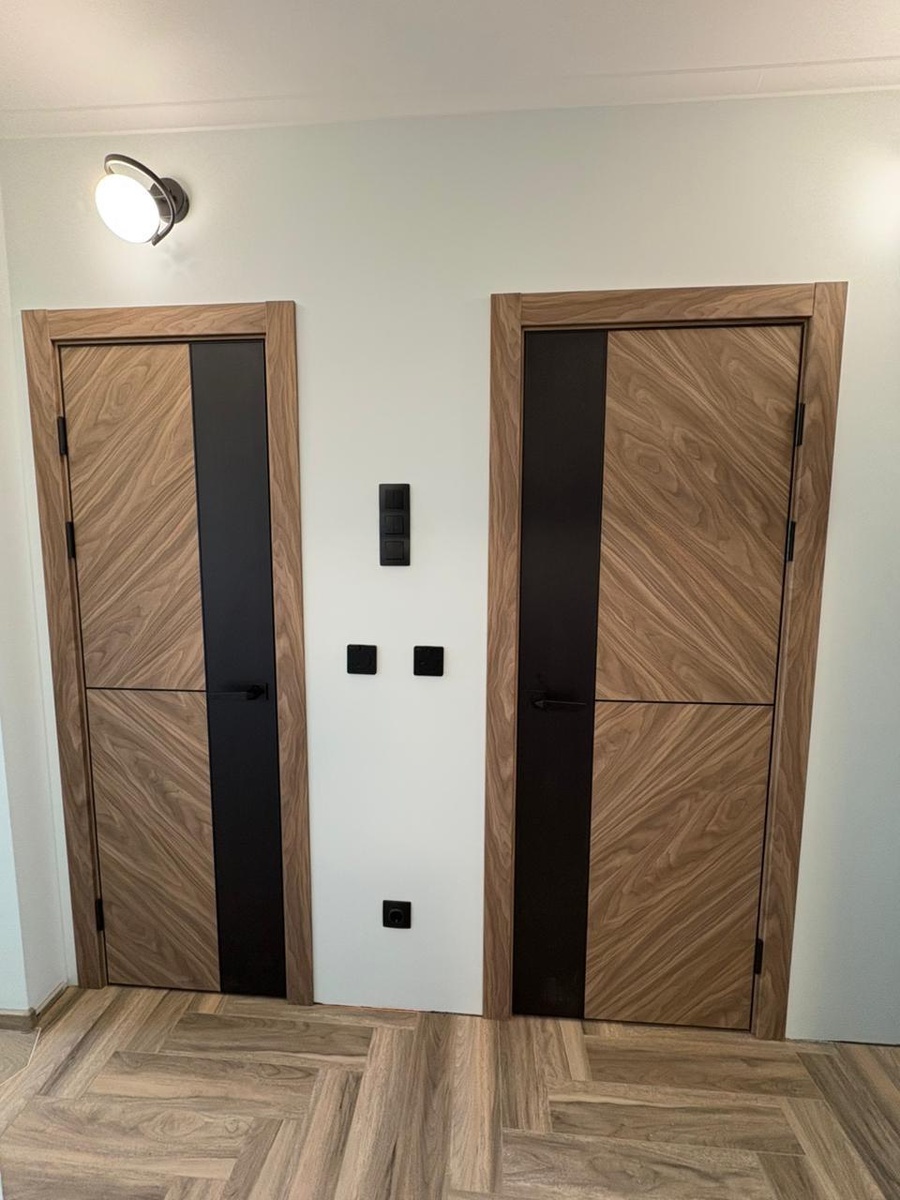 Межкомнатная дверь Melford 8 в цвете оорех американский; стекло лакобель черный