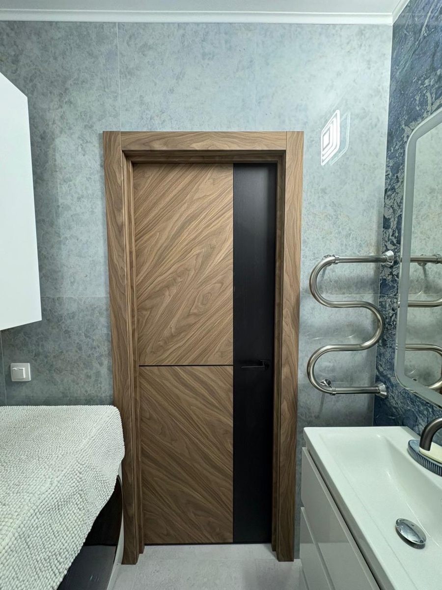 Межкомнатная дверь Melford 8 в цвете оорех американский; стекло лакобель черный