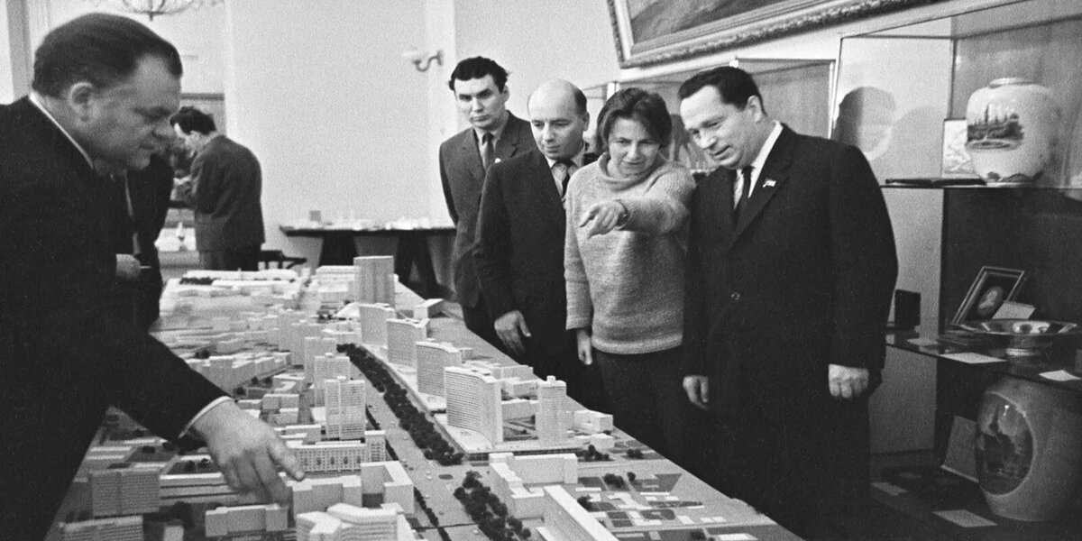 В. Промыслов (справа)