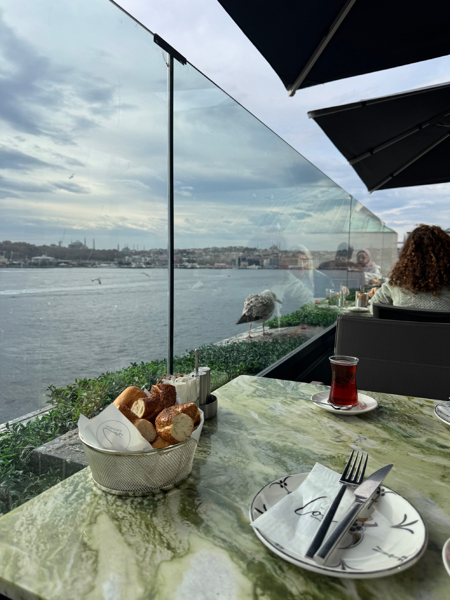 Чай, кстати, подливали без конца 😄 потом еще и стакан на чистый поменяли (сами, мы не просили). Значит таки остались еще места с приличным сервисом 🤌🏻