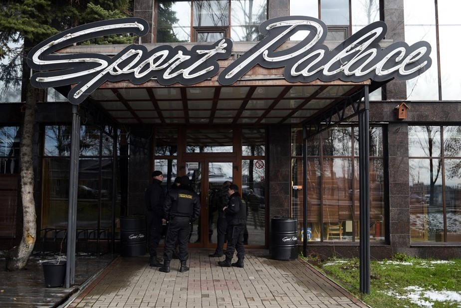    Судебные приставы опечатывают спортивный клуб Sport Palace на Крестовском острове. Апрель 2016 года Автор фото: Николаев Сергей