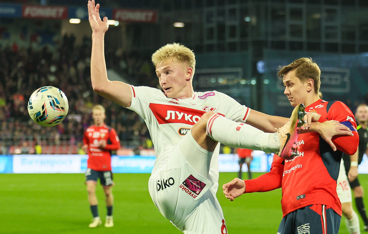    Полузащитник "Спартака" Руслан Литвинов (слева)  Сергей Савостьянов/ТАСС