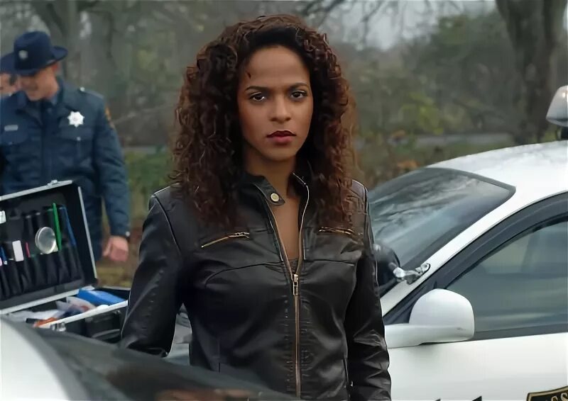 Кэсси Робисон- Мегалин Эчиканвоке