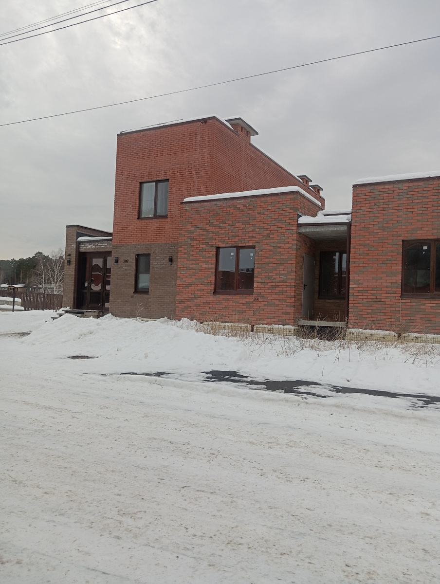 Не понимаю такое архитектурное решение. И это весь квартал такой. 