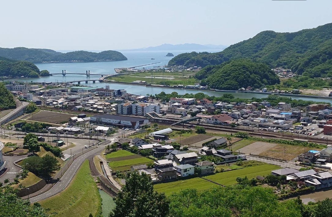 Вид на станцию Сашики и город Ашикита.