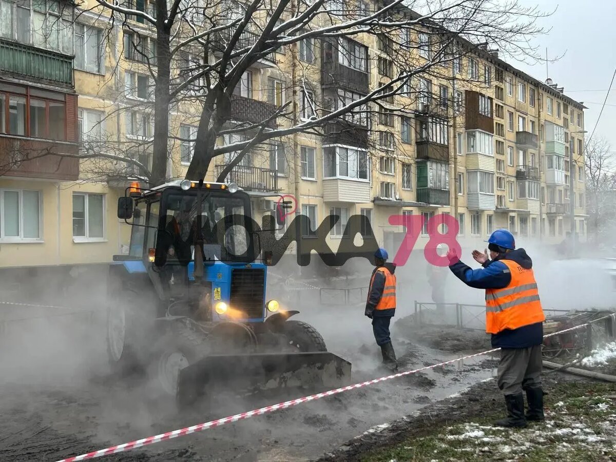    Прорыв на Бассейной улице 19 ноября. Фото: Мойка78